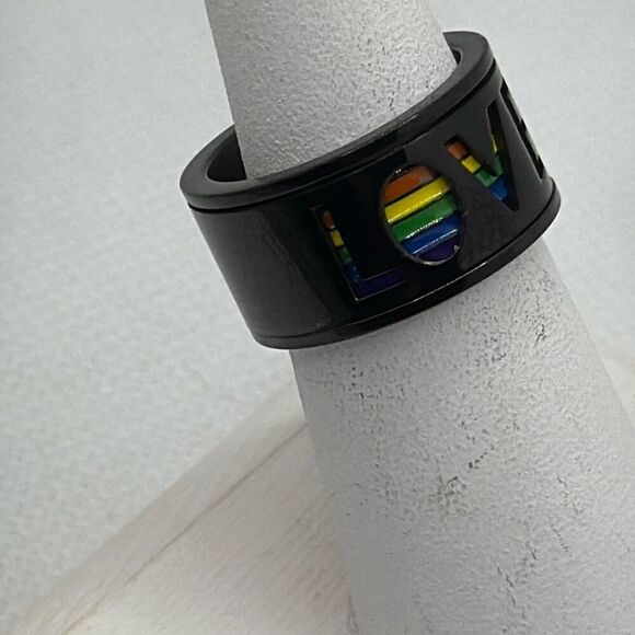NWOT Size 7 Titanium “LOVE” spinner/fidget band with rainbow flag - Picture 3 of 7